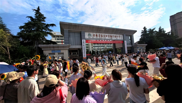 <strong>安徽临泉: 776名“志愿红”爱心助考情更浓</strong>
