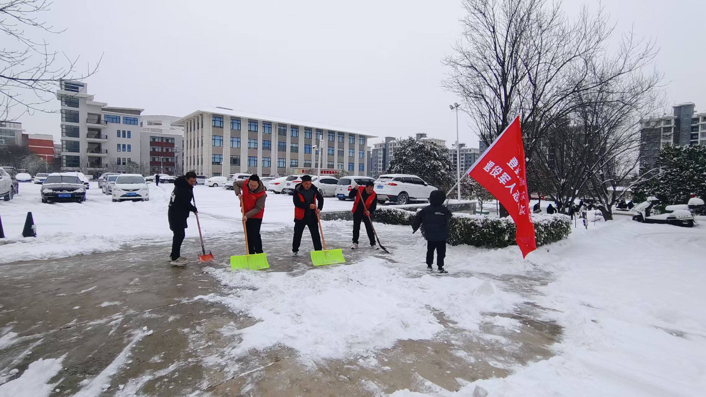 中岳街道:以“志愿红”破“冰雪白” 党群同心保畅通暖民心